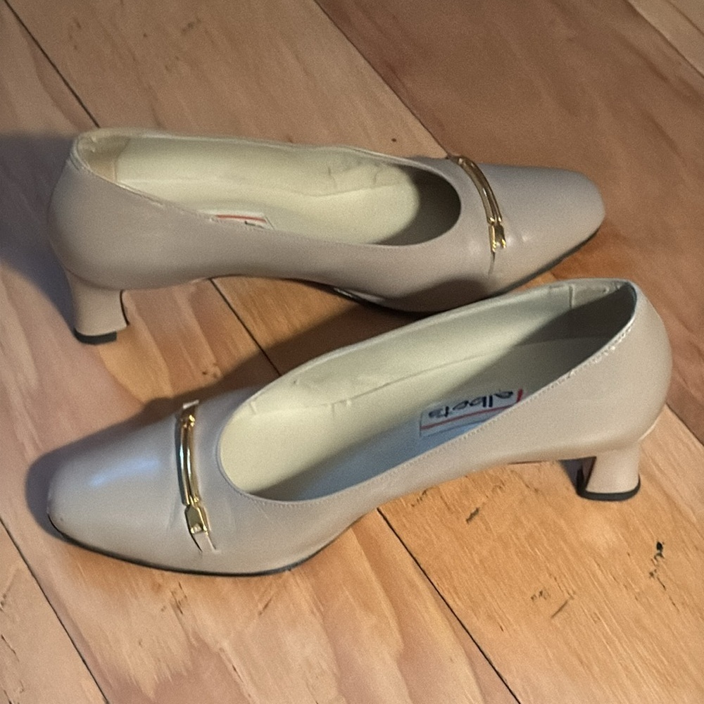 Talbots vintage tan leather gold tone detailing slide pumps women’s shoes Sz 5.5